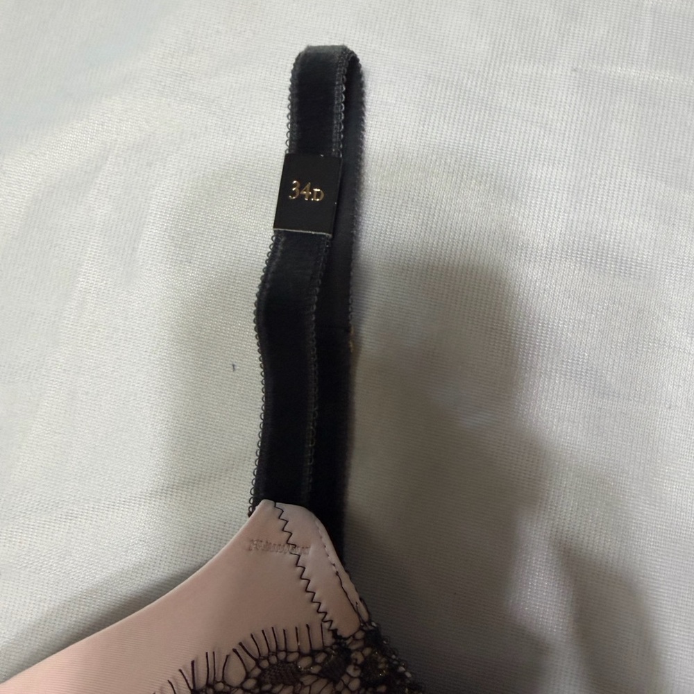 Victoria's Secret Black and Pink Lace Bra Set - Picture 4 of 12